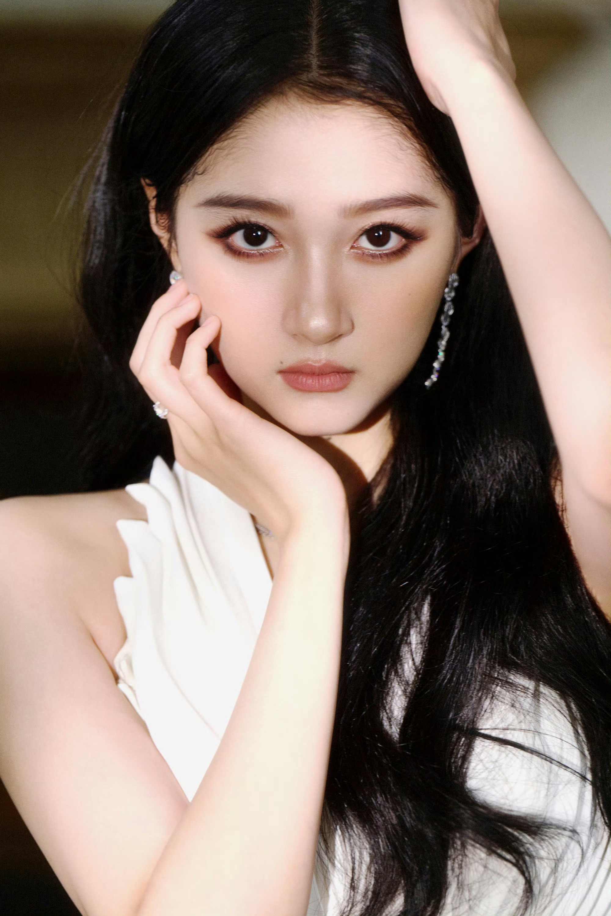 关晓彤新年超美形象大片 又一组出圈大片！白衣翩翩如诗如画，恭喜喜提新代言！ 