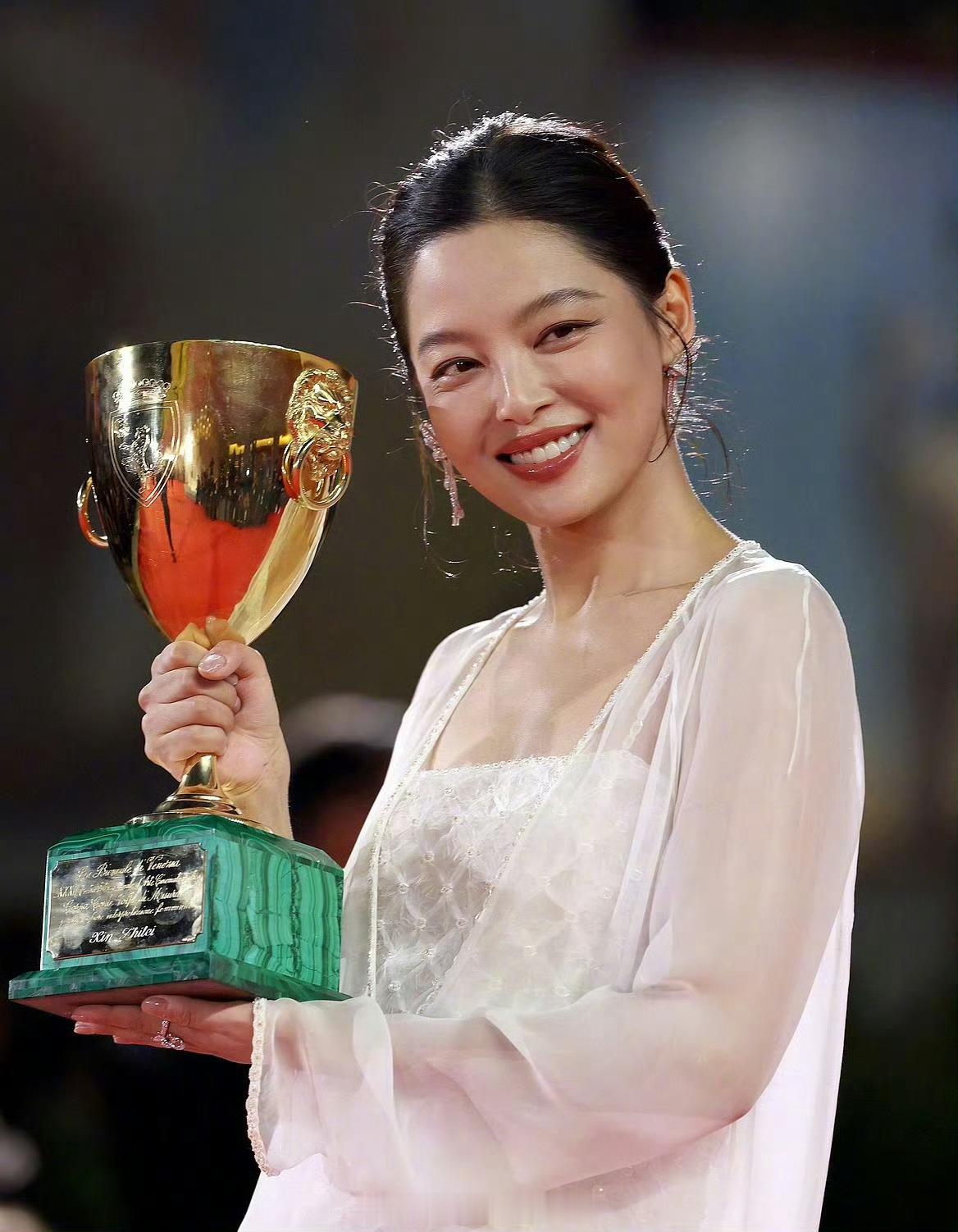 影女一辛芷蕾、视女一赵丽颖、星光女一刘亦菲、商业女一杨幂，85TOP从此四角俱全
