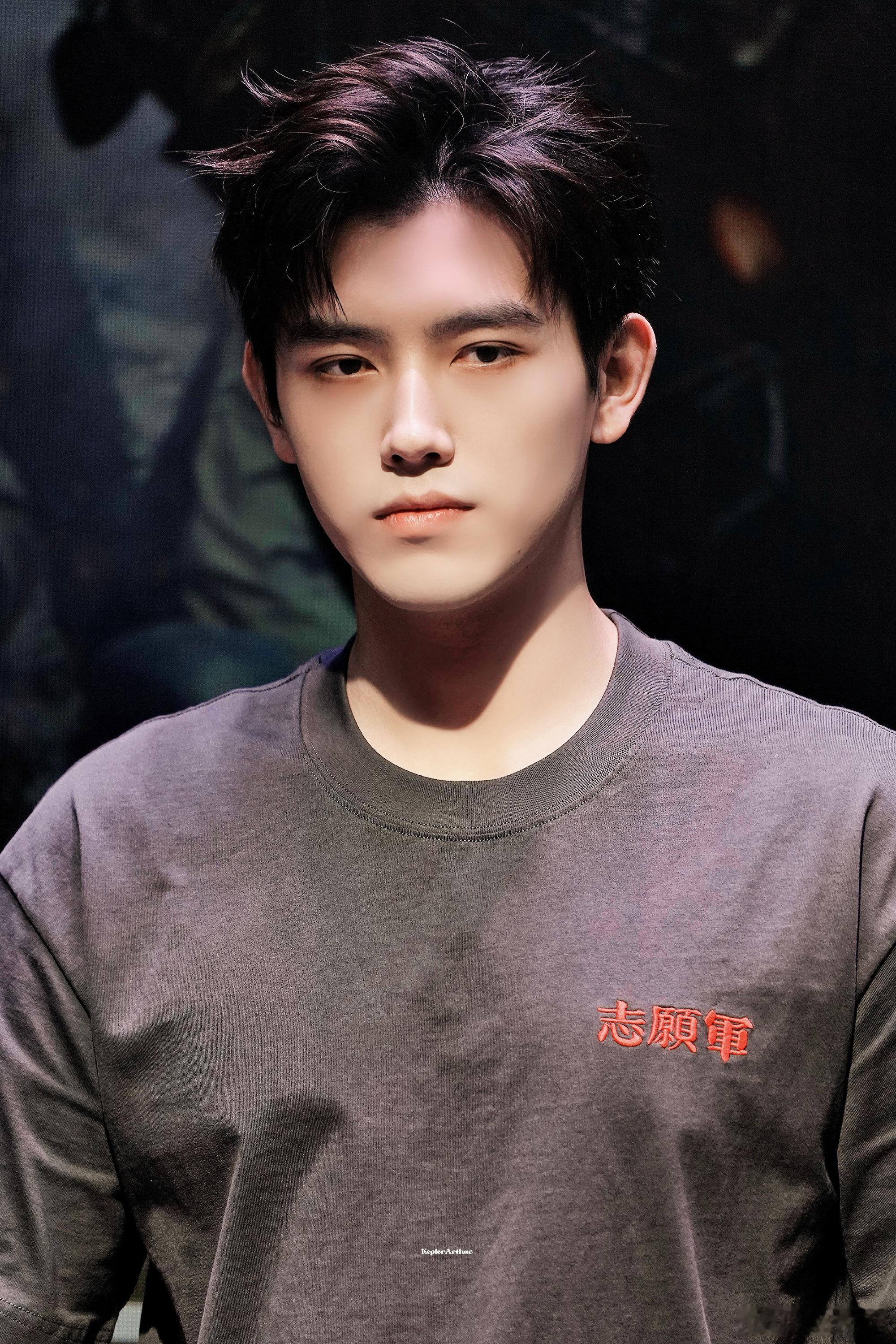 #陈飞宇 志愿军演员第一次见就穿军装#以军装开启，用真情演绎。《志愿军2》的演员