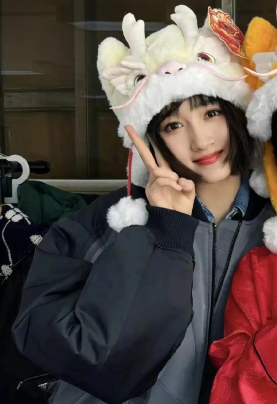 关晓彤新年短发造型
年轻就是好，发型怎么弄都好看

说的一点也没错
只要脸蛋长得