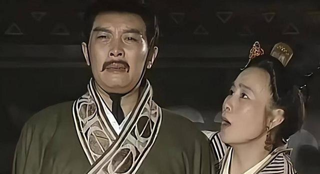 春秋初年，郑庄公之弟共叔段在母亲武姜偏爱下渐生野心，扩张势力，终致叛乱。郑庄公表