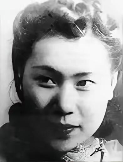 1951年，徐静斐去探望生病的父亲徐悲鸿。看到28岁的继母廖静文吃窝头就咸菜，顿
