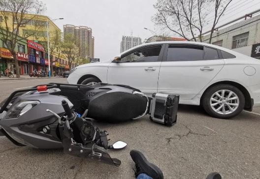 “干得漂亮！”广东，一37岁女子带着80000元现金，开车刚出车库，就被3个埋伏