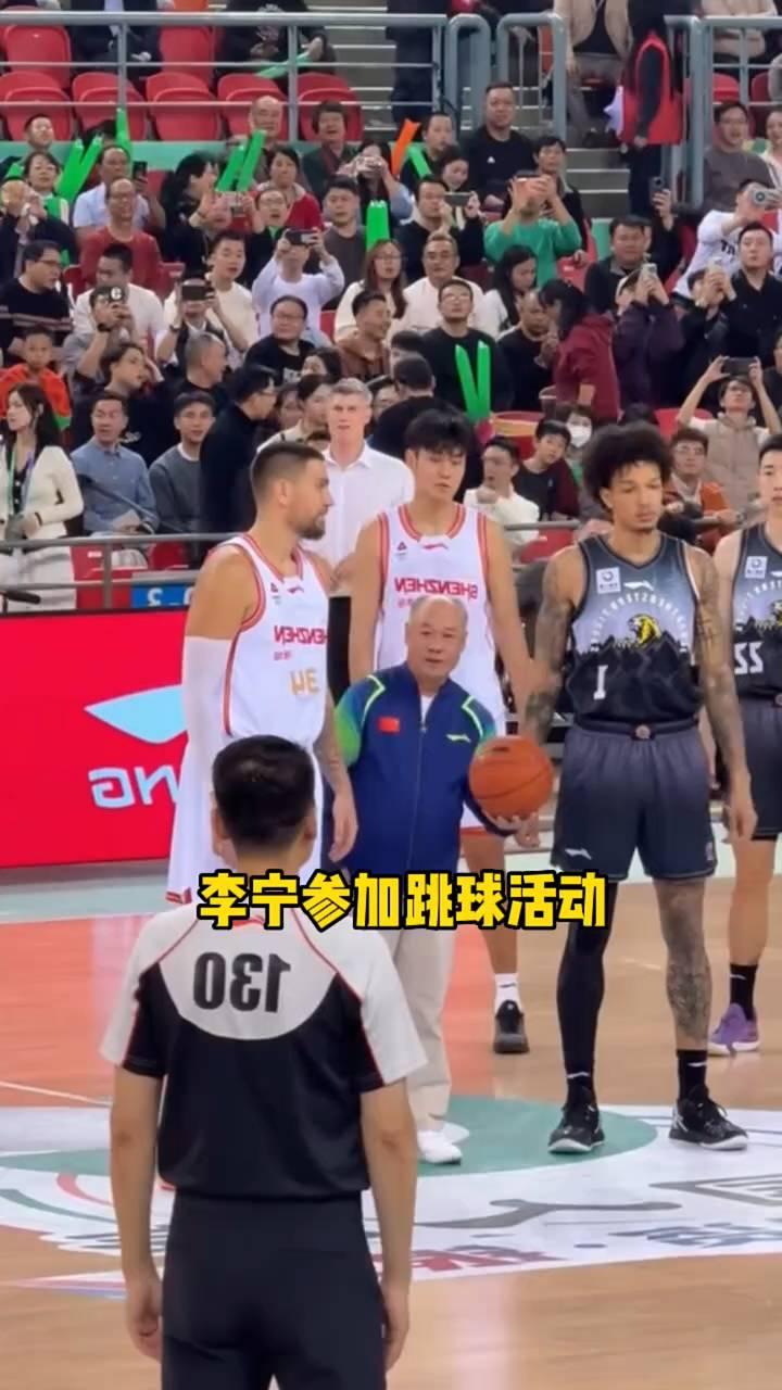 李宁参加跳球活动非常的尴尬。
谁发明的跳球仪式？球员也尴尬，不知道这个仪式的意义