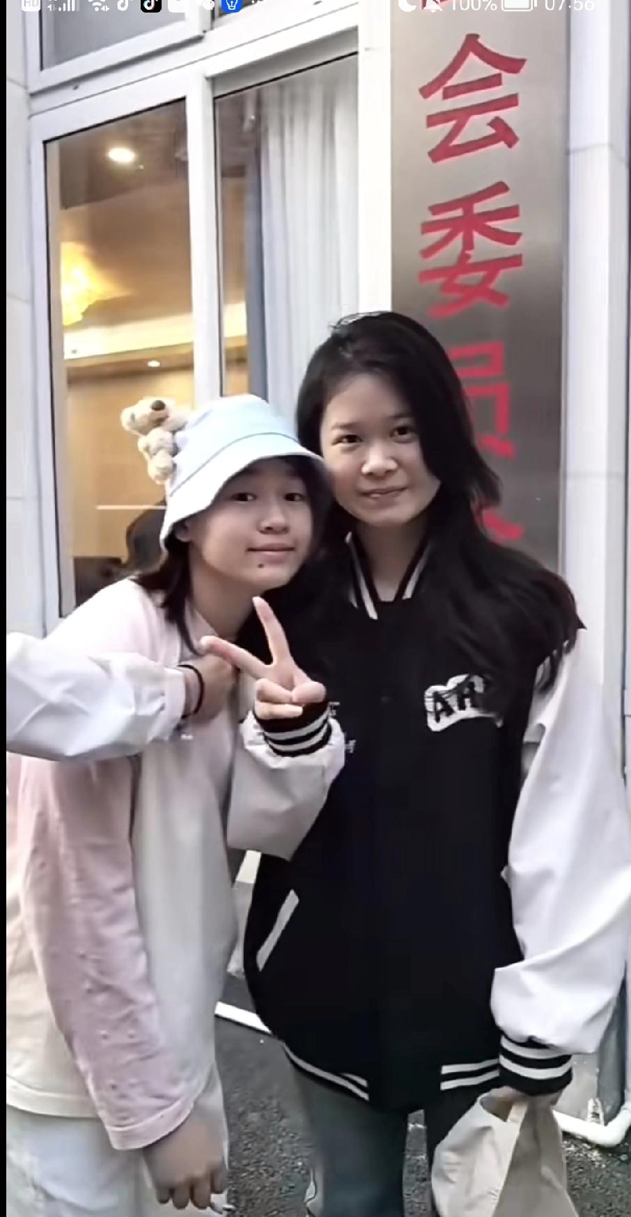 谁懂啊！全红婵和粉丝贴贴合影，这才是宠粉天花板！
 
刚刷到这张合影，直接被婵宝