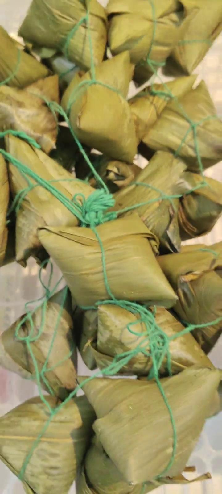 今天粽子多，今天又拍一个粽子视频的。要过端午了，没人来帮我捡粽子，拍个六十，拍个