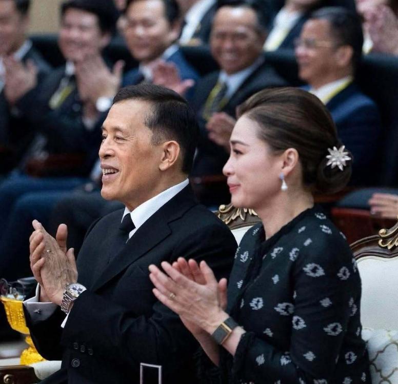苏提达王后发髻上佩戴的菊花钻石发饰，成全身造型的点睛之笔！

9月16日泰王夫妇