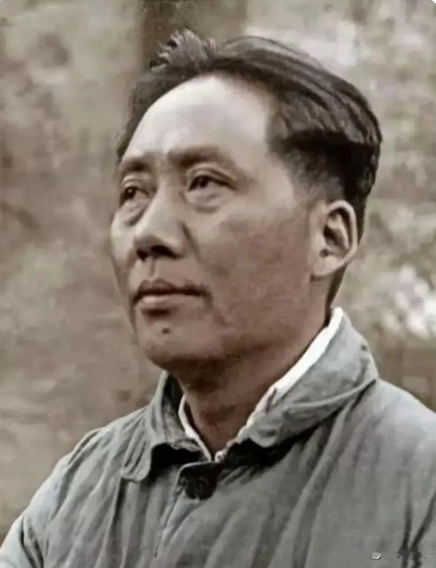 这是毛主席的早年照片，坚毅的脸庞，无比坚定的眼神，好像能穿透岁月的迷雾，让人感受