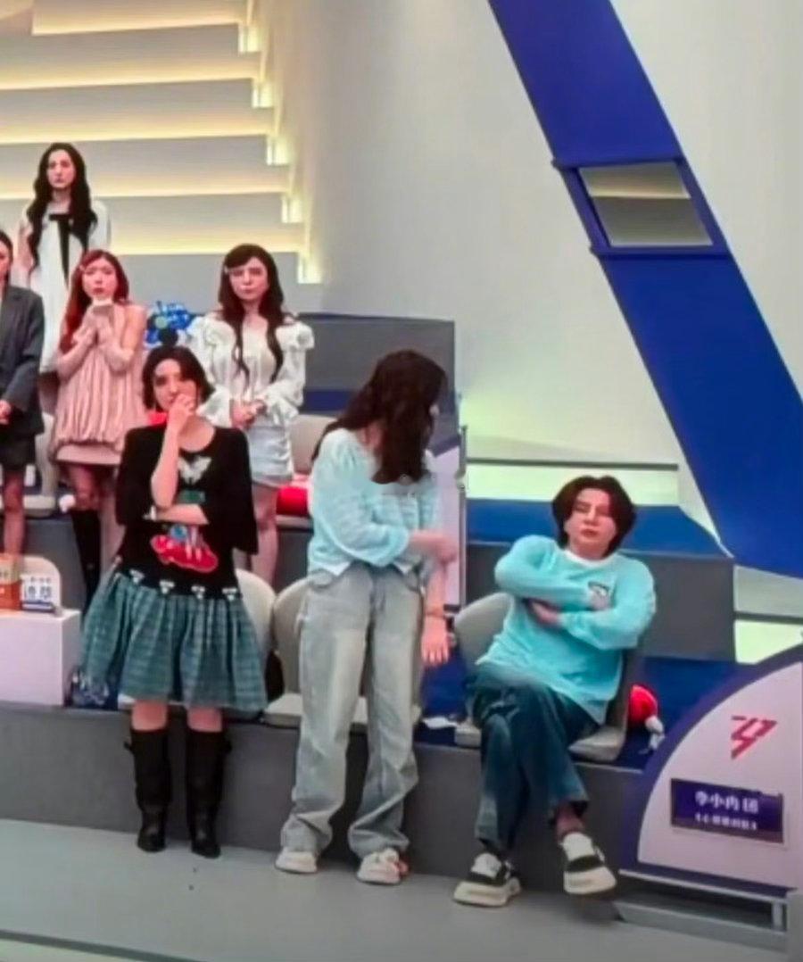 这两位姐姐是我的快乐源泉今年的浪姐我当小品看又养眼又开心🥳李小冉拉王濛起来被甩