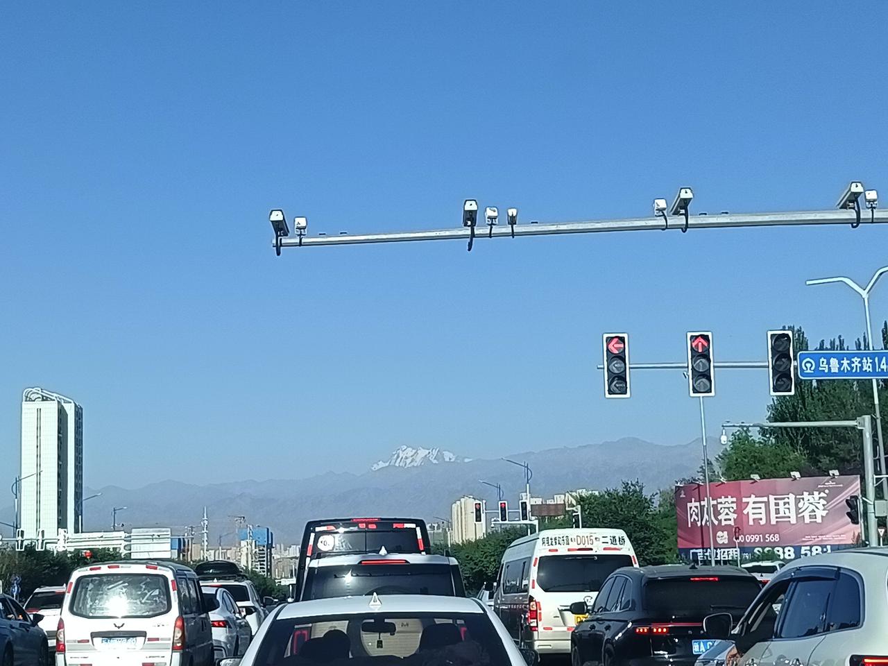 看着博格达峰上的雪，会不会凉快点？！[呲牙][祈祷][加油][赞][大笑][笑哭