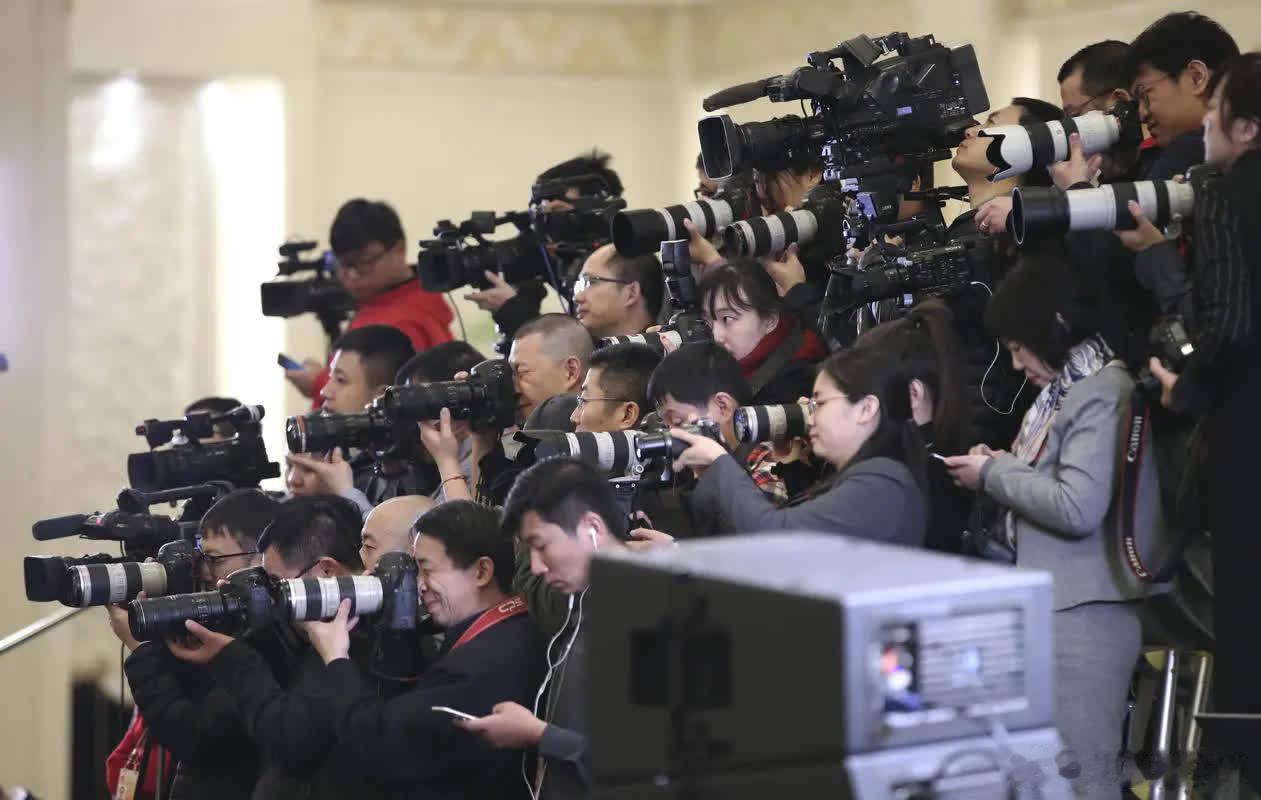 现在局势彻底反过来了，美国在全世界80多个国家，建了差不多800个军事基地，这数