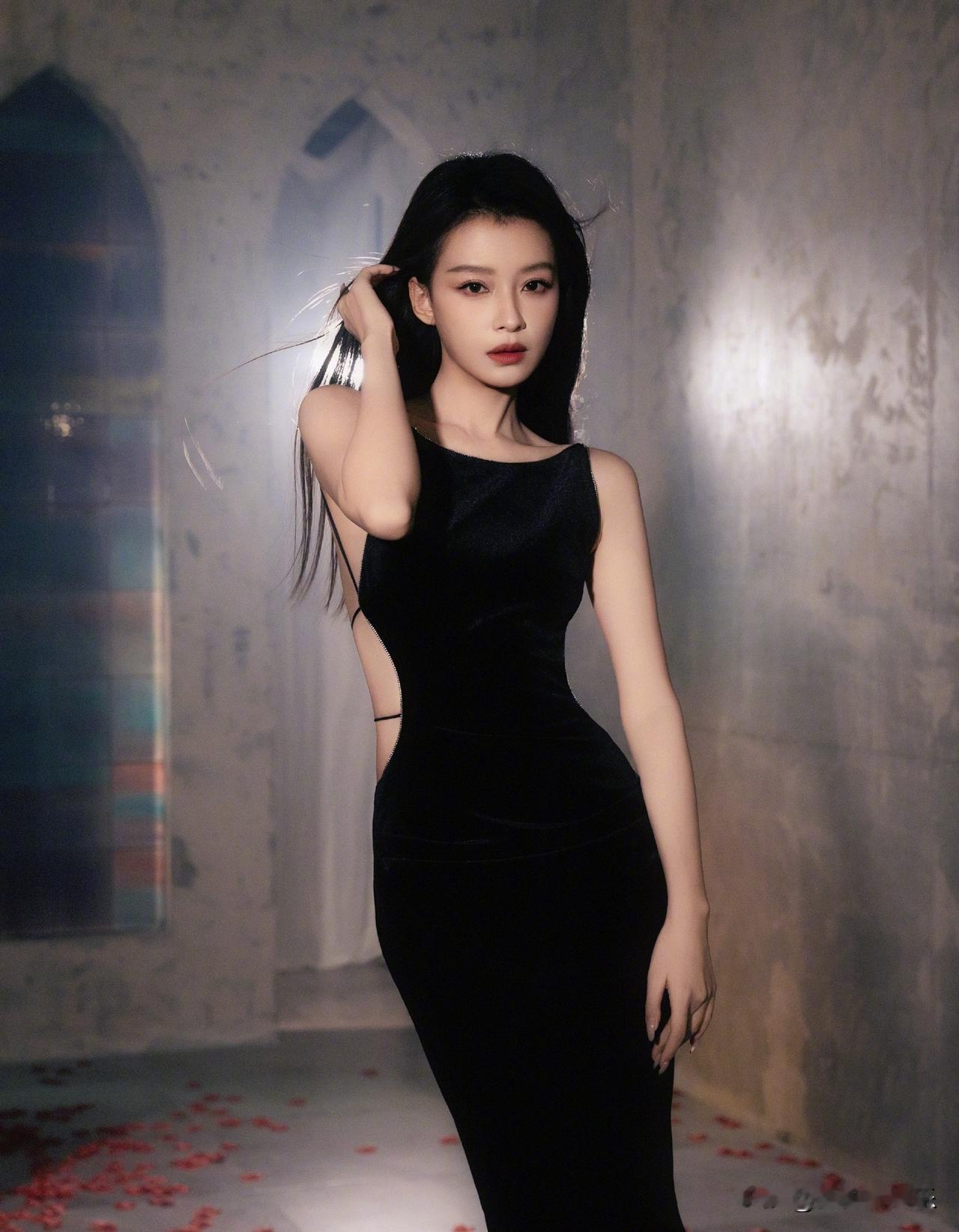 内娱女星的恶习还真是多。

昨天才被爆出孙怡开法拉利不打转向灯，逼停出租车，今天