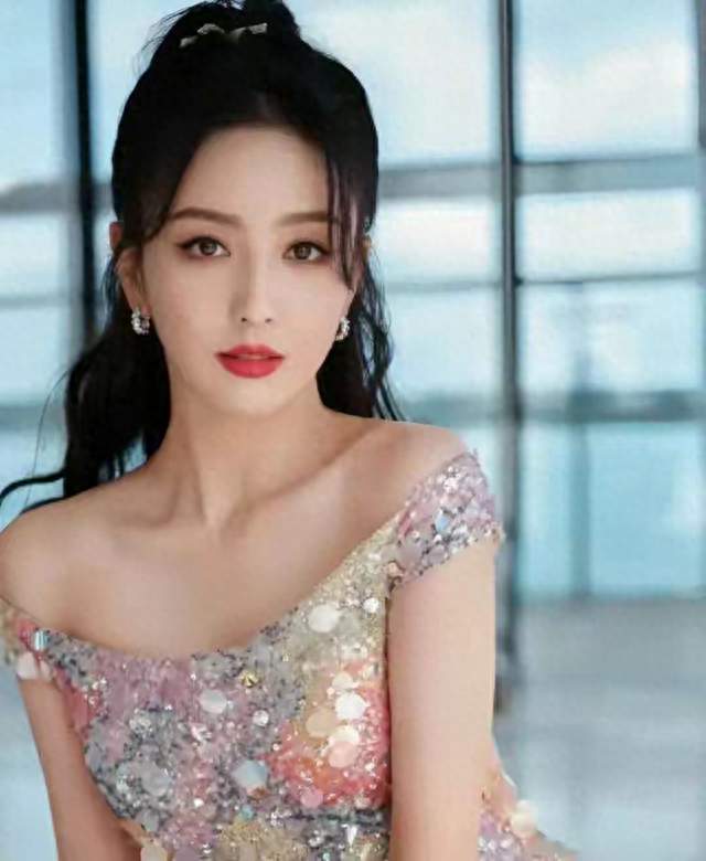 佟丽娅穿彩色亮片长裙，妆容精致端庄优雅，骨相美撑起全场