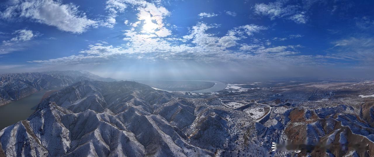 银川青铜峡的小雪，是一场不期而遇的惊喜
当无人机缓缓升空，
天地间瞬间铺开一幅茫