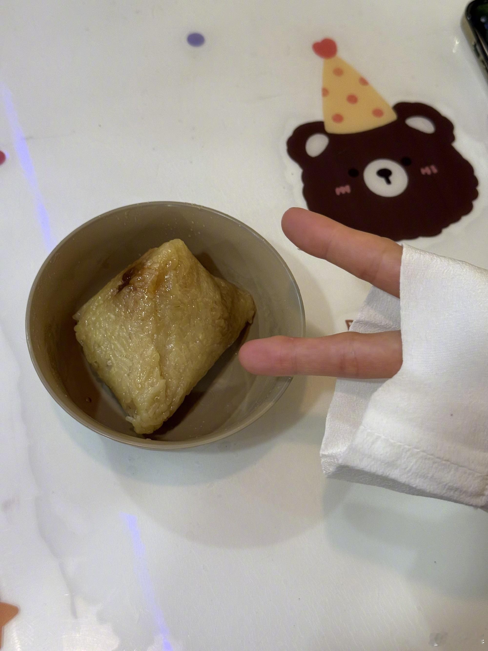 杨幂晒粽子树杨幂拍的粽子树杨幂在端午佳节送上端午安康的祝福，分享了亲手剥好的粽子