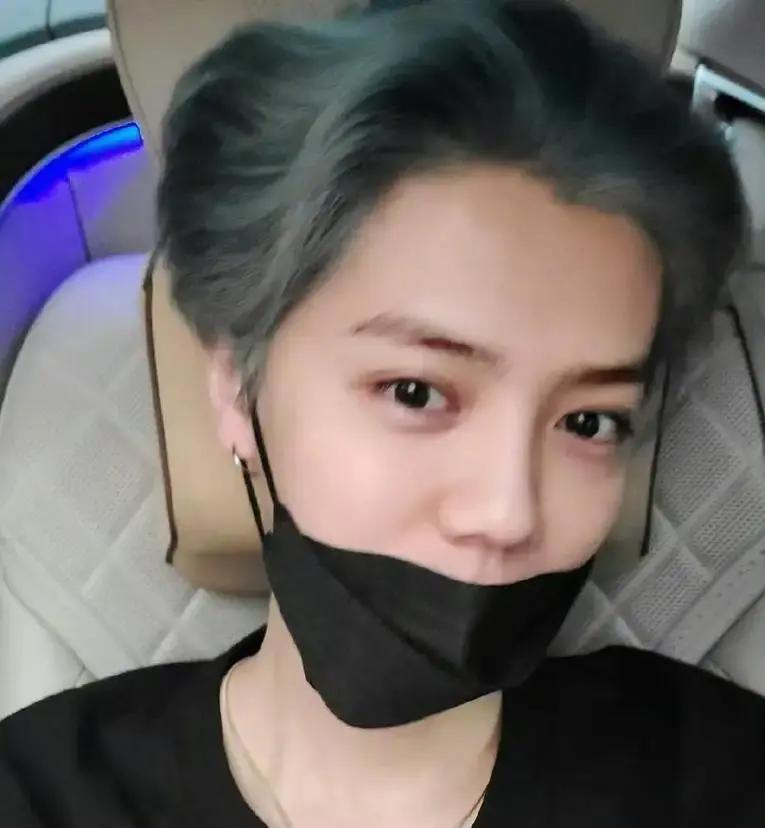 关晓彤发了个车内自拍，网友放大镜一开，发现司机背影和鹿晗长期用的那位一模一样。