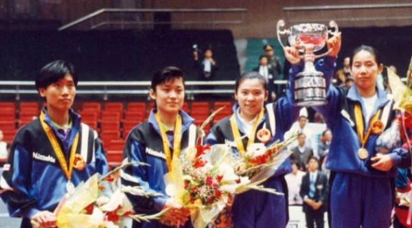 这张照片摄于1996年亚特兰大奥运会乒乓球女子双打颁奖仪式：

我一眼就认出了荣