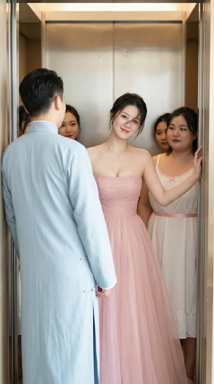 参加朋友婚礼，直接被伴娘惊艳到！颜值气质双在线，笑起来温柔又耀眼，一出场就自带光