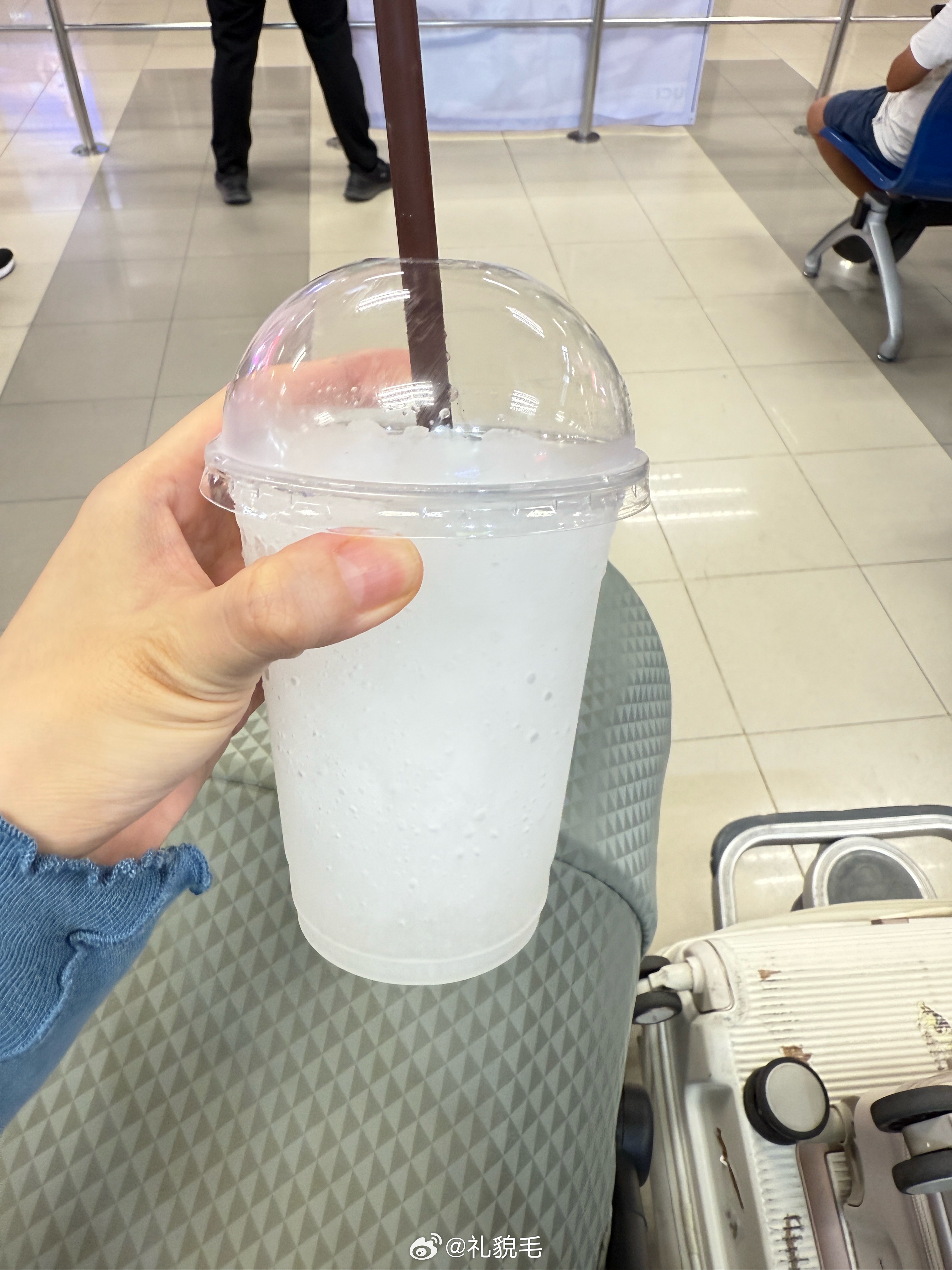 到了清迈我迫不及待想喝一杯椰子冰沙椰子冰沙而已，多简单， 不可能难喝的吧？结果我