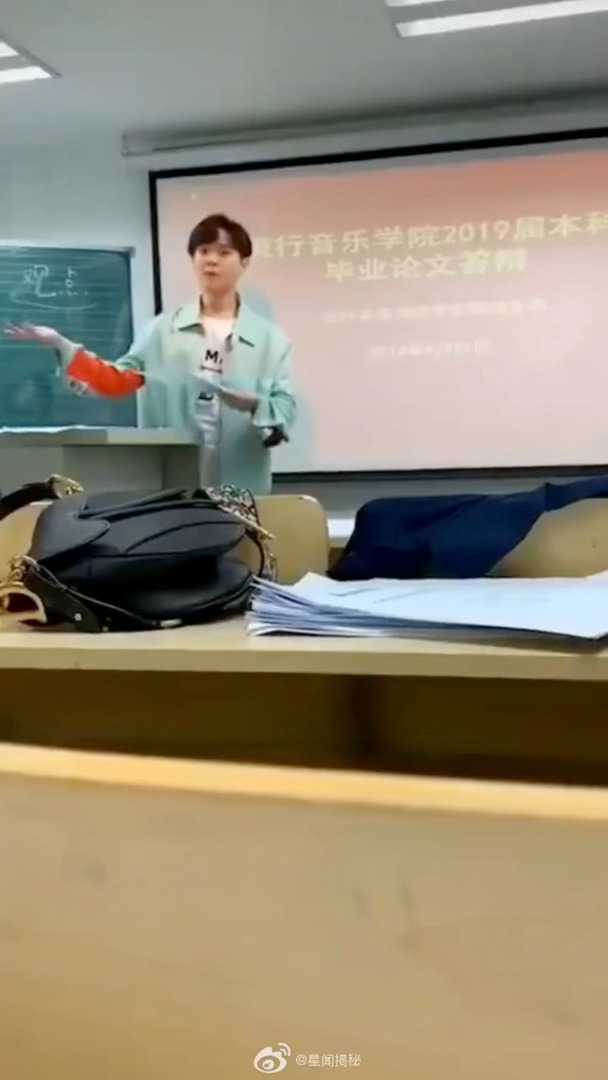 考古挖到尤长靖毕业答辩旧画面，褪去舞台上的亮眼模样，校园时期青涩腼腆，专注作答的