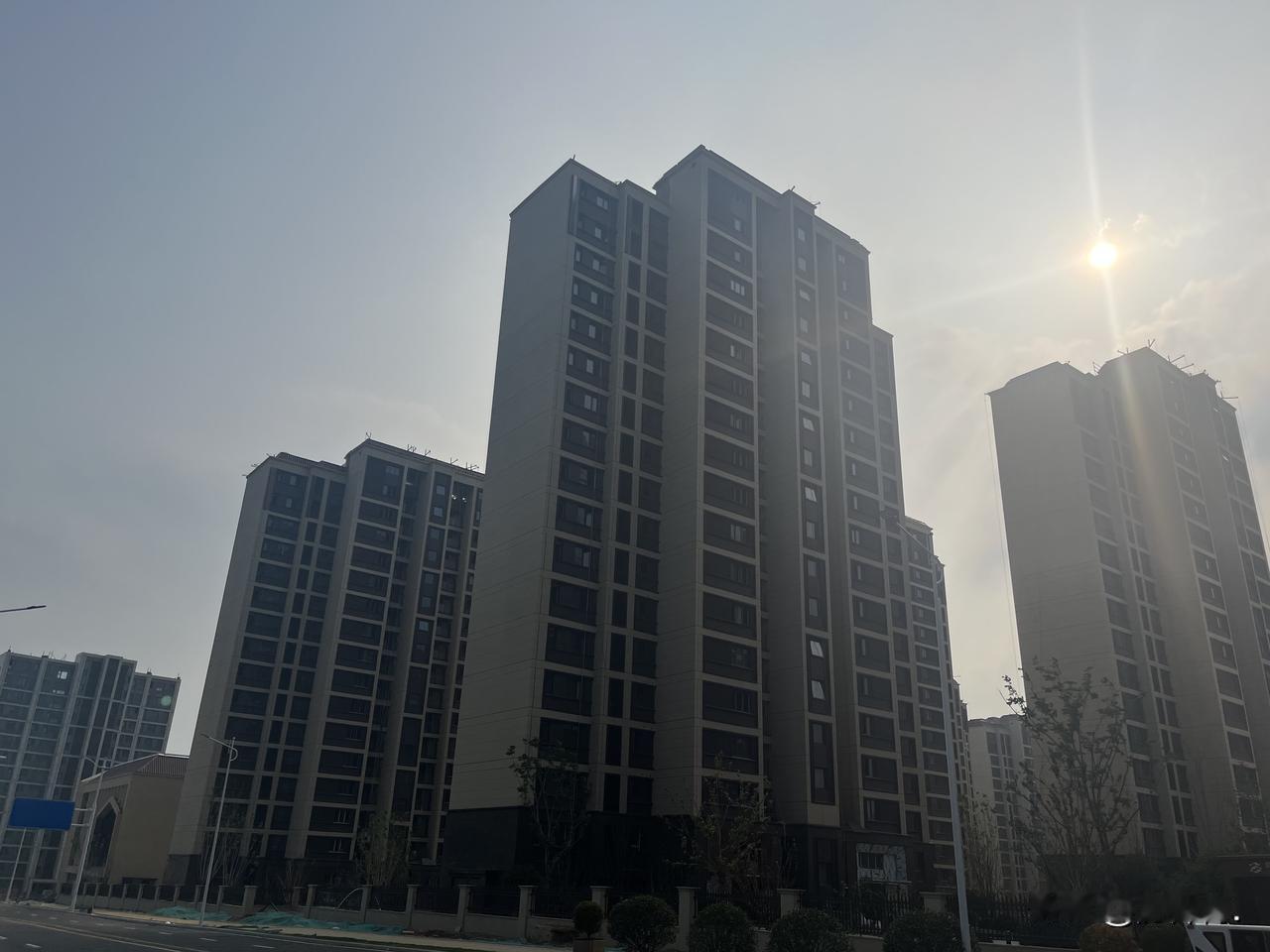 崂山王家村回迁安置房，配置不错啊！

小高层、基本完工了，是不是很快交付了？
