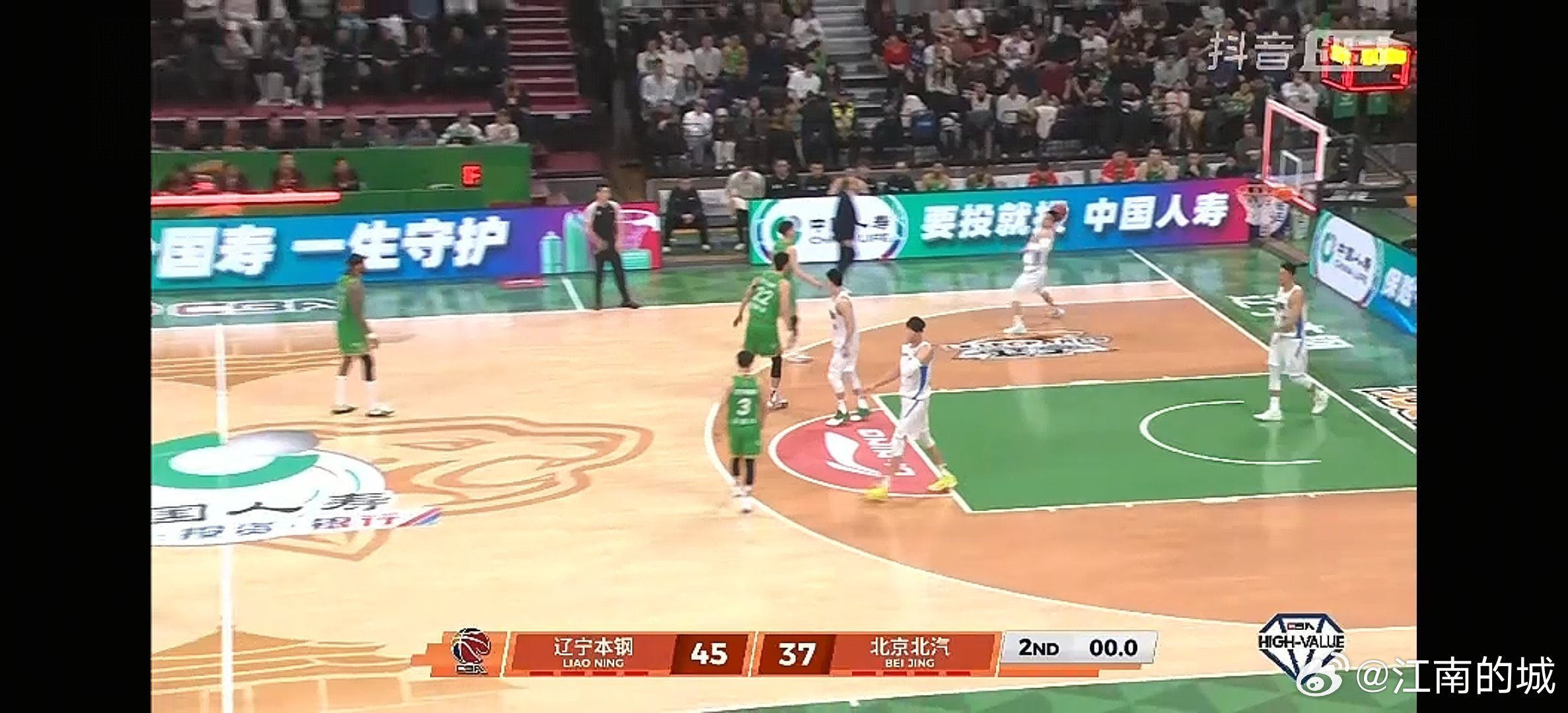 半场结束，辽宁本钢45-37北京北汽。辽宁男篮vs北京男篮cba