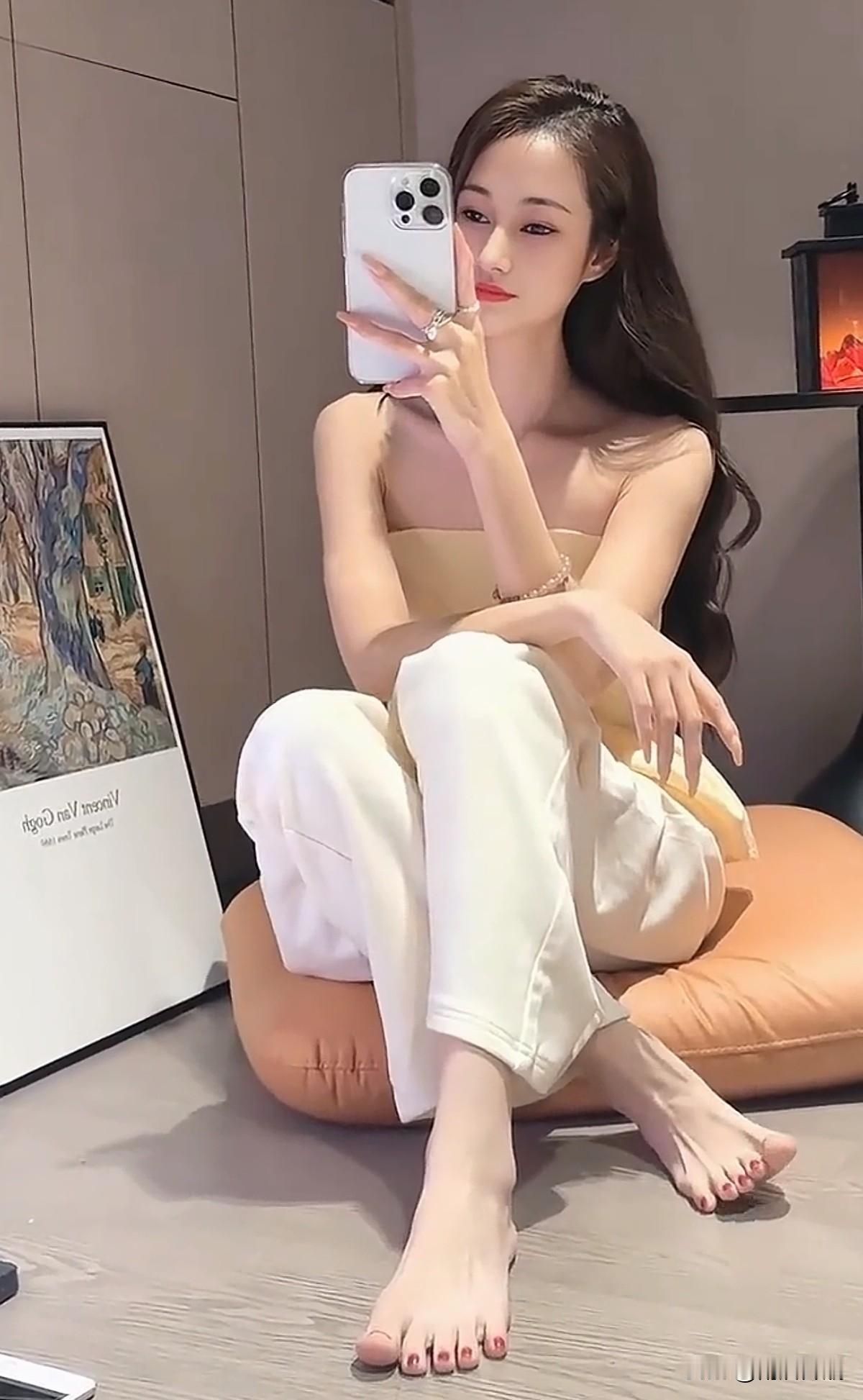 室雅花影笑，人倚春风香。