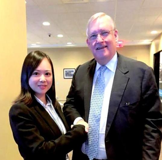 周君红在美国发了一份反华声明，要求中国归还她祖上当地主时被没收的房产、金钱和珠宝
