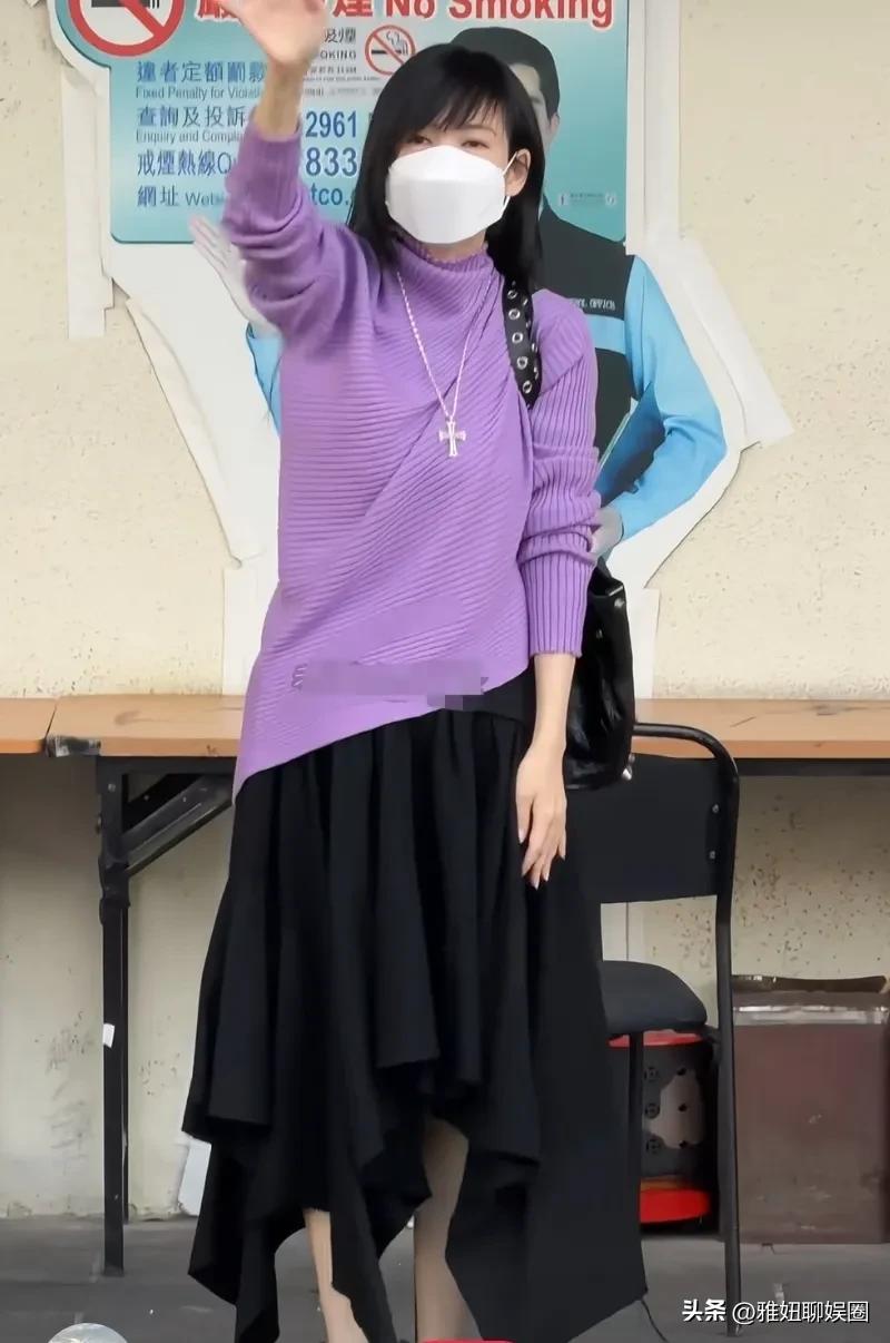 黄凯芹举办香港演唱会第二场的时候，58岁的周慧敏到达现场，担当表演嘉宾。上身紫色