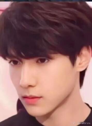 感觉以后沈腾所有年轻戏份都可以找王安宇，毫无违和感！王安宇 眉眼、笑容、气质全中