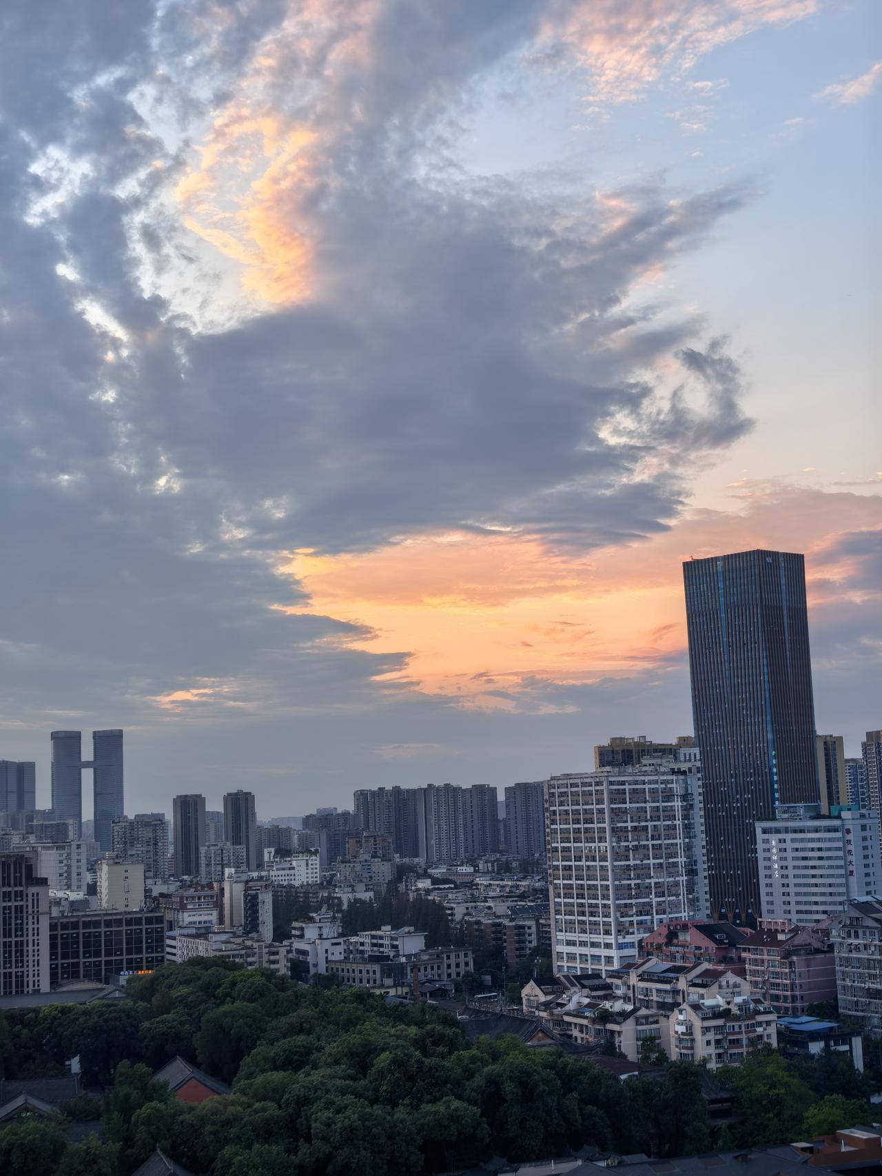 分享一张相册里随手拍的天空绚丽多彩的晚霞点亮了成都的夜空，美得一塌糊涂，让人陶醉