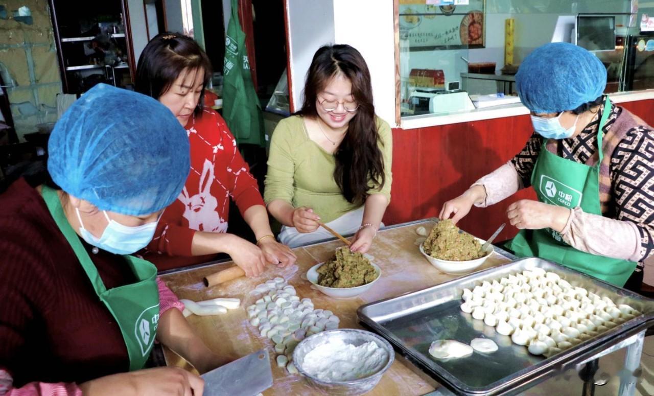 大年三十晚上，一家人围坐在电视机前看春晚，主持人笑容满面地给大家拜年，然后习惯性