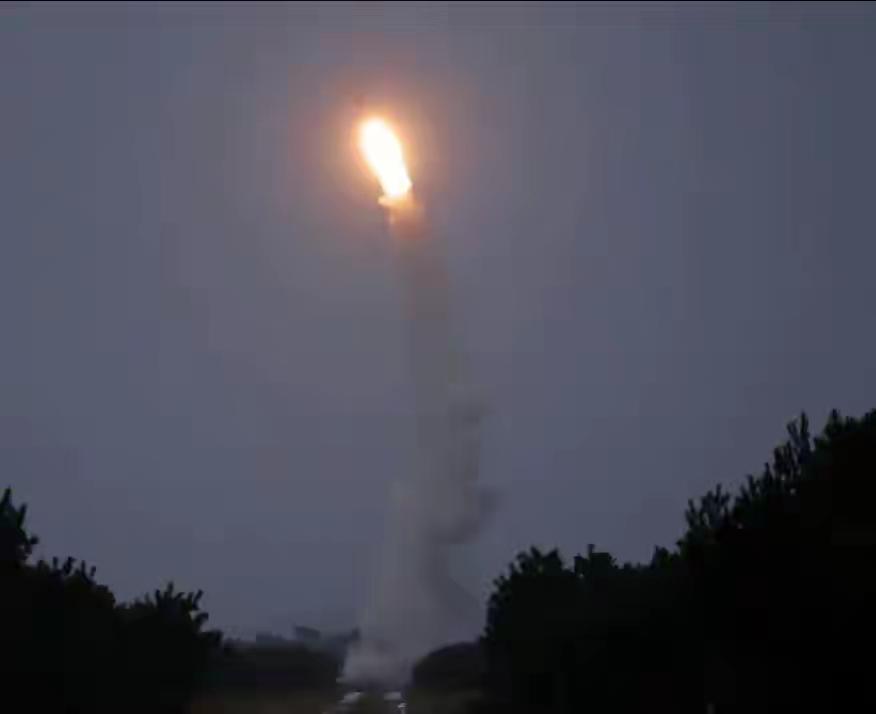 朝鲜出手了，金正恩亲临现场，一颗导弹砸向日本海，高市早苗傻眼