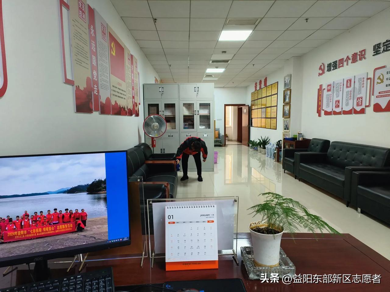 志愿者们劳动结伴，扫除旧尘共庆元旦

        随着2025年的脚步渐近，