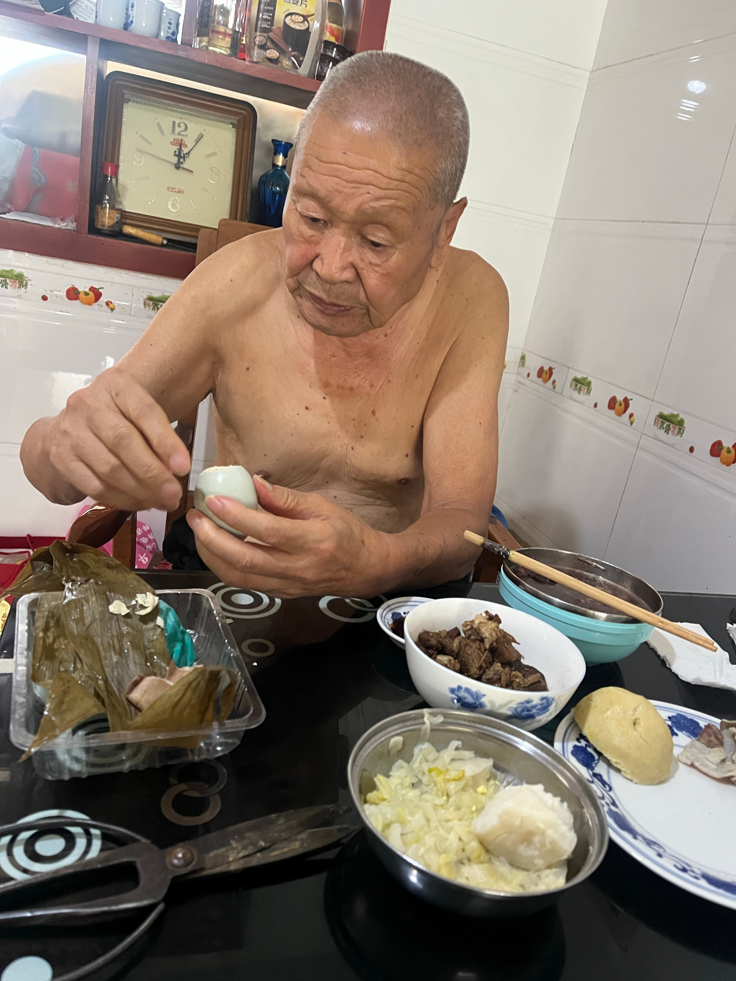 分析了一下为啥苦累会发黏，一个原因是我刚开始放白面的时候娘就不停叮嘱我要多加盐，