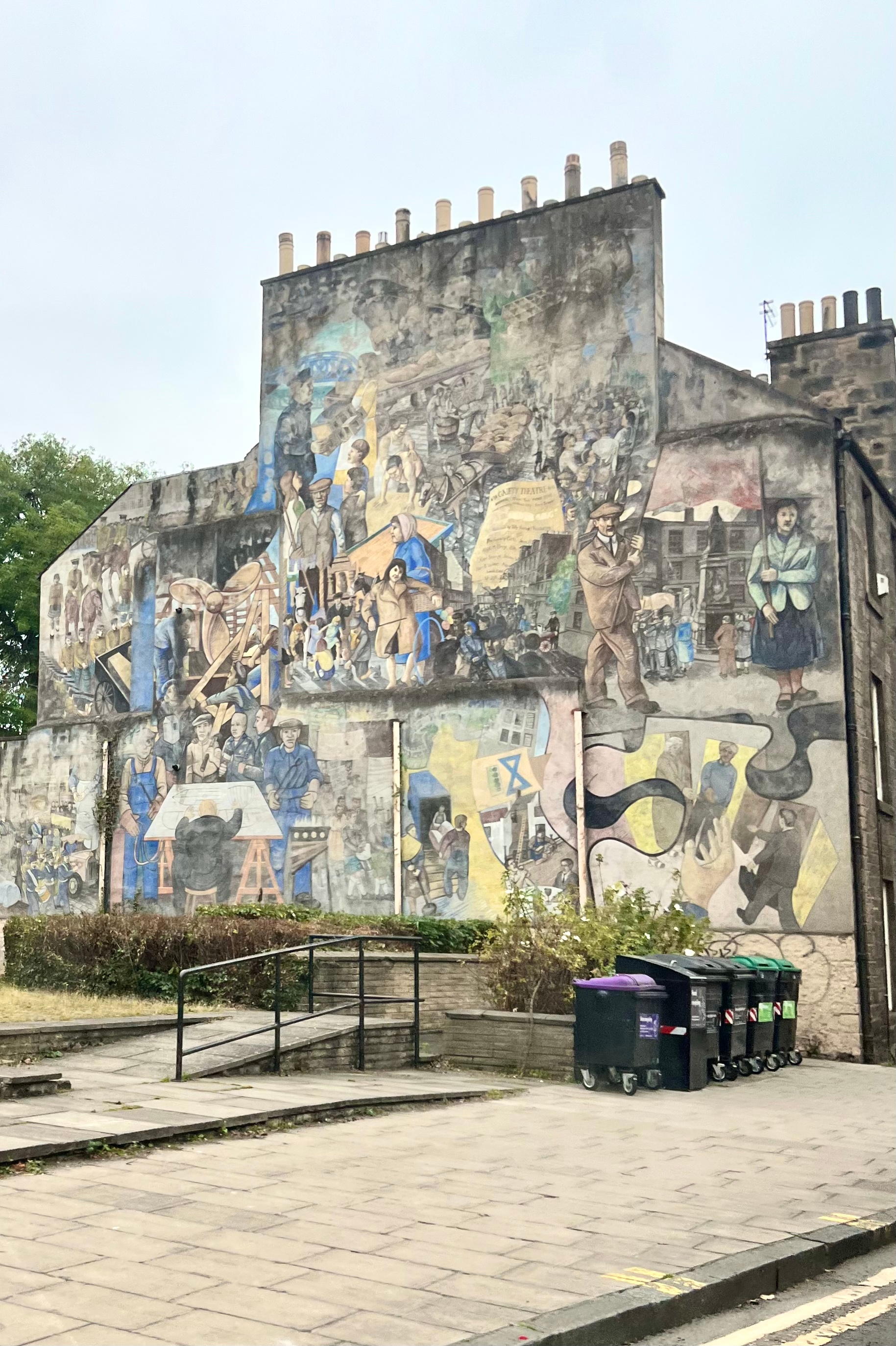 DAY18 爱丁堡令人印象最深的一副涂鸦，我想无需文字就能领略其大概用意。英国许