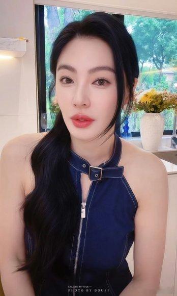 张雨绮这小表情也太灵了吧，笑得我嘴角疯狂上扬，整个人都被她点亮啦。 