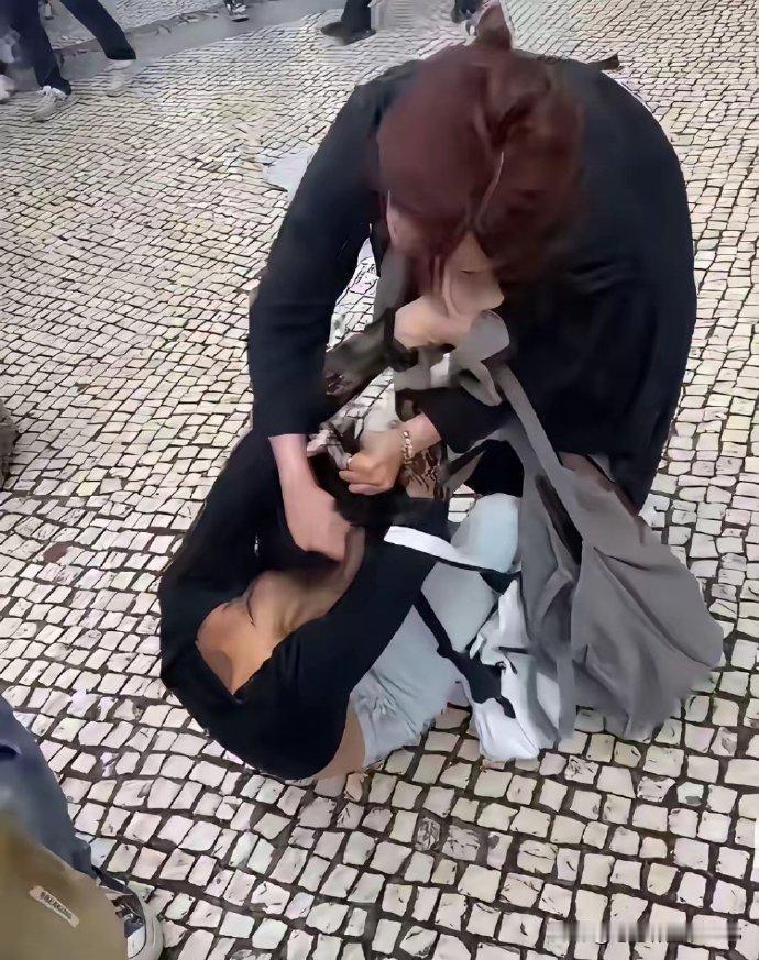 大街上直接扯到一堆、揪头发，看得人心里发紧。不管有啥子天大的矛盾，动手打架最后都