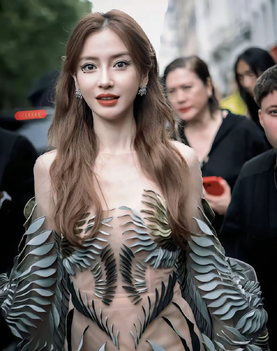 杨颖工作室的员工估计要坐不住了！ 他们可能怎么也没有想到， 他们连夜给杨颖选的礼