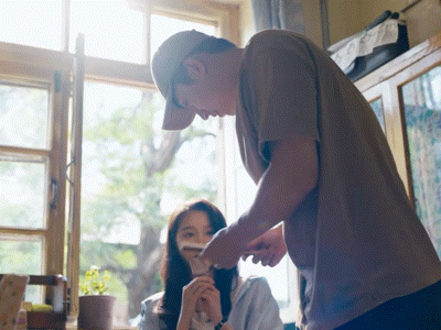 黄景瑜谁说只有老辈子会疼人谁说只有老一辈会疼人，张小满用行动宠着晓丹，亲手做礼物