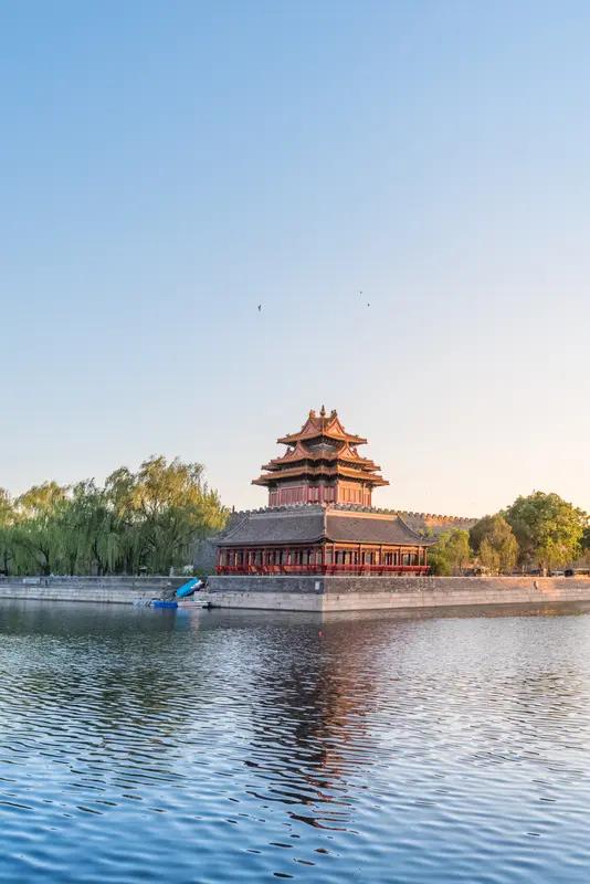 当故宫角楼遇上漫天红霞，那画面简直绝了！故宫角楼本就带着历史的厚重与精致，飞檐翘