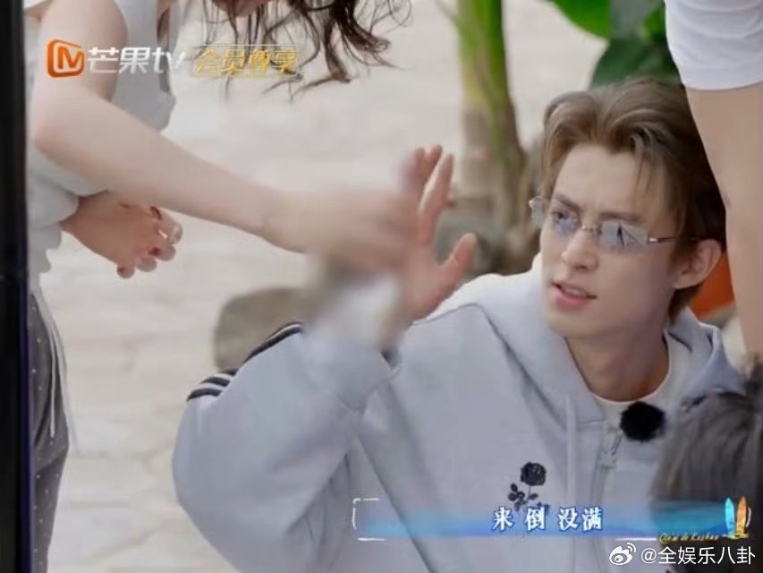 谁懂啊！在客栈碰到新鲜事第一时间打视频，一口一个宝宝喊得也太甜了，这闺蜜情真的好