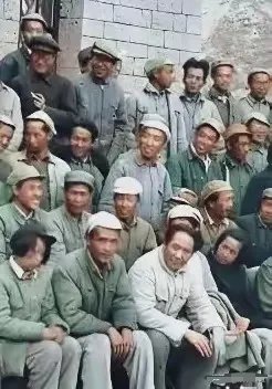 这是在延安文艺座谈会时的合影，毛泽东主席与著名电影演员田方非常朴素地坐在一起，交