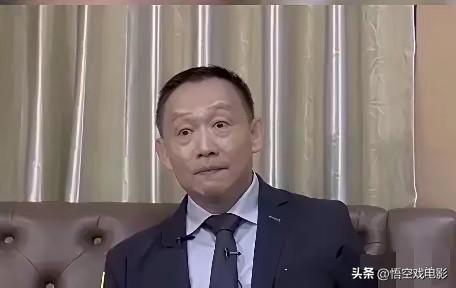 真是一记响亮的回旋镖！当年卢麒元天天喊着要管住"资本外流"、征收离境税，多少人觉