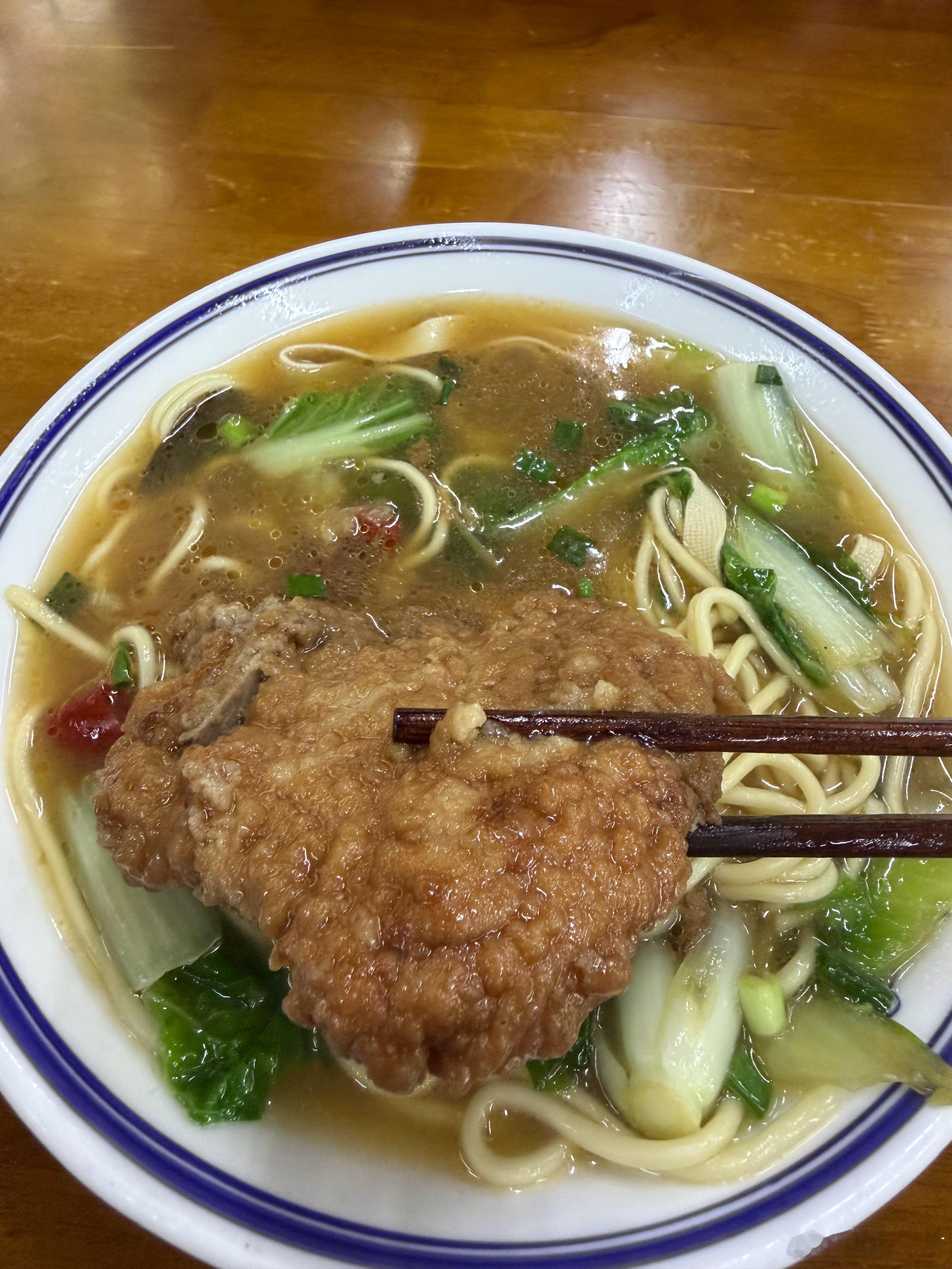 今天面条子的快乐，杭州大排面，很有排面。 