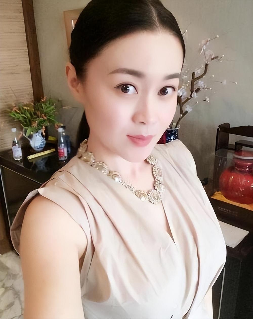 如今的关婷娜，在演艺之路上愈发成熟自信。面对镜头，她感慨地回忆起过往。

“若没