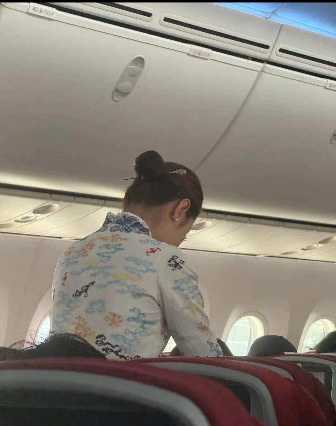 海南航空的空姐们因为统一佩戴长发簪，在网上引发了一场关于“安全与美观”的热议。起