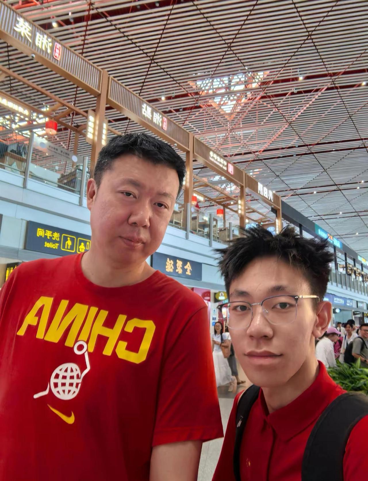 首都机场偶遇国家队，一次难得的同框致敬传奇王治郅，期待胡金秋、蒋浩然、胡明轩赛场