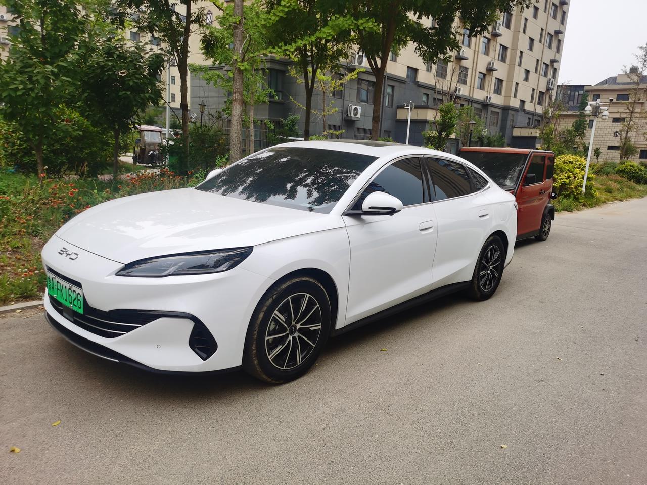 购买海豹已三年，
五万公里表上见。
车辆品质没的说，
时尚舒服特安全。
选择混动