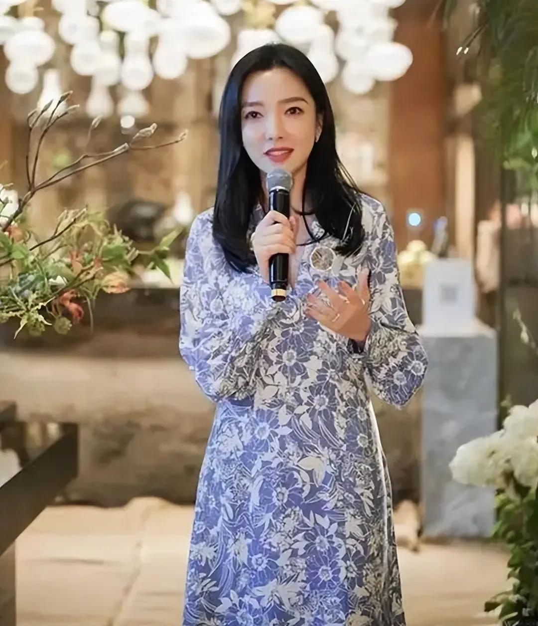 她是王励勤前女友，分手后3年内嫁2富豪，如今37岁依旧魅力十足！
和老前辈任艳的